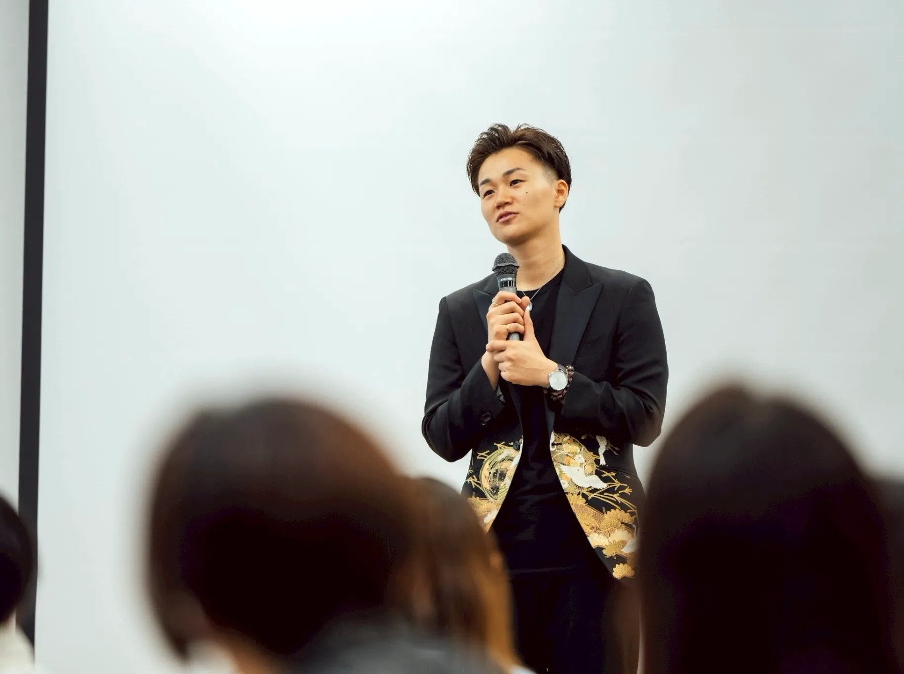 観客の前で一般講演をする谷川彩莉