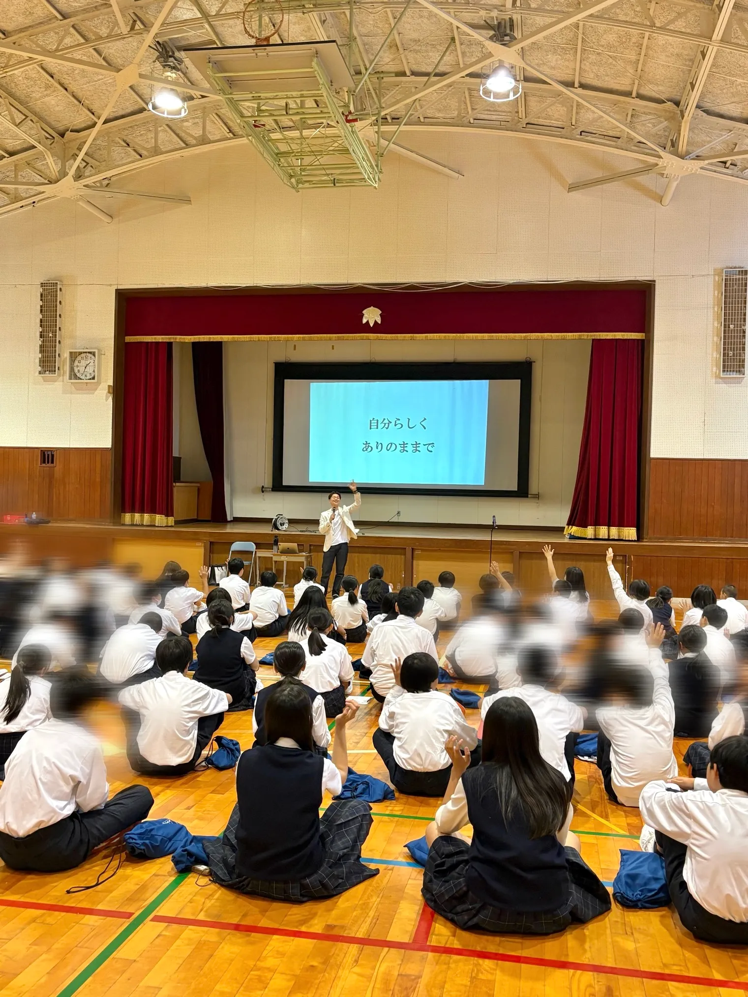 学校講演をする谷川彩莉